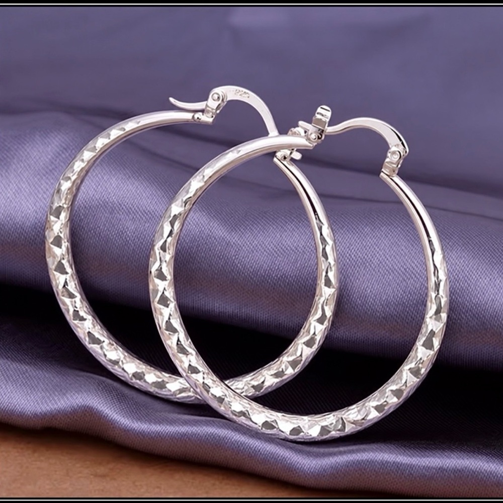NEW SILVER TEXTURED ROUND BEVELED HOOP EARRINGS